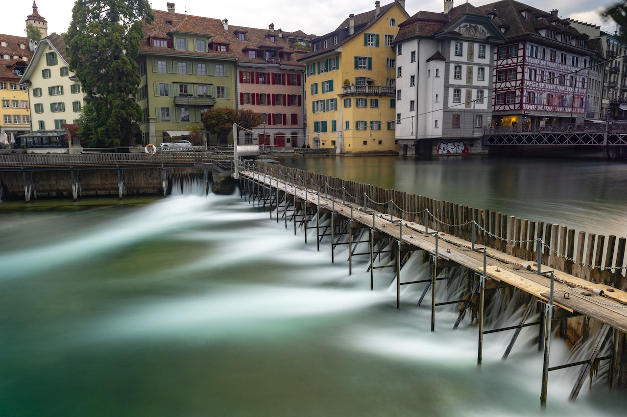 瑞士卢塞恩卡佩尔廊桥和湖光山色