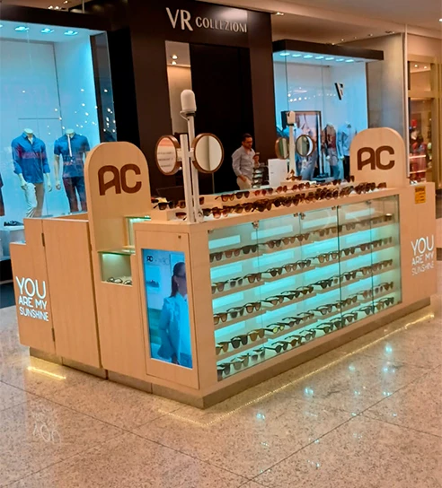 Quiosque de loja física em shopping center com produtos em exposição