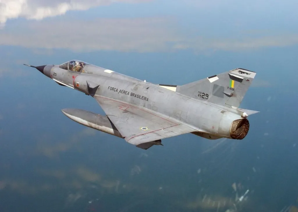 Caça da Força Aérea Brasileira modelo F-103 Mirage em voo, similar aos utilizados na perseguição aos OVNIs em 1986
