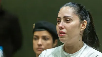 Monique Medeiros emocionada durante o julgamento no Tribunal do Júri do Rio de Janeiro