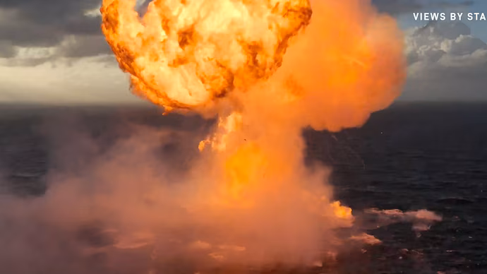 Explosão da Starship da SpaceX no momento do impacto com o Oceano Índico durante o pouso de teste
