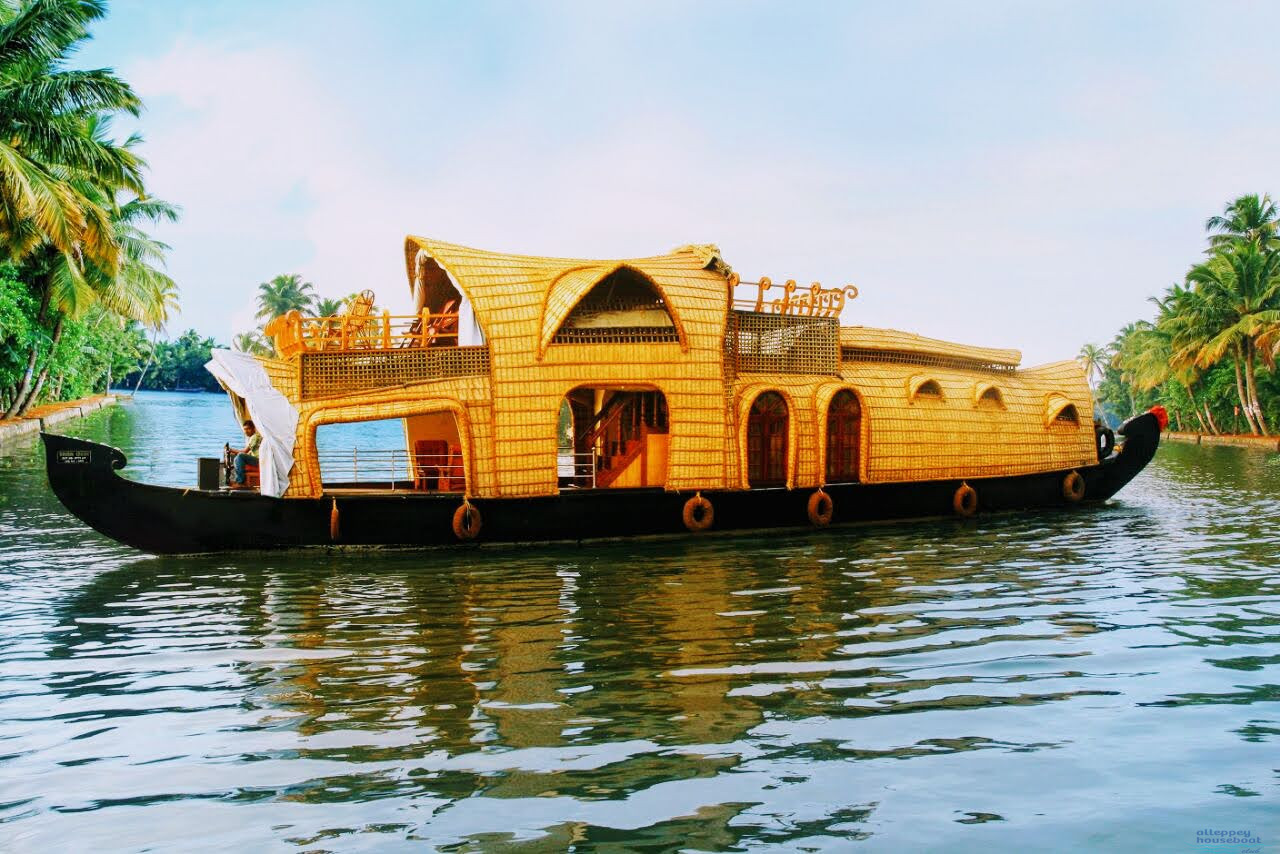 Traditional 1 Bedroom Deluxe Houseboat in Alleppey – A Perfect Backwater  Getaway