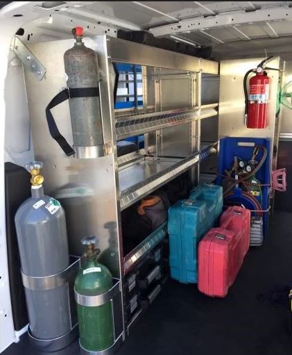 Bouteilles de fluide frigorig&egrave;ne dans un camion d'intervention