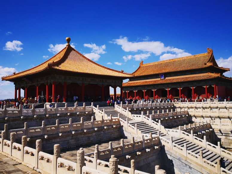 电视剧《甄嬛传》中华丽的宫廷服饰与建筑场景