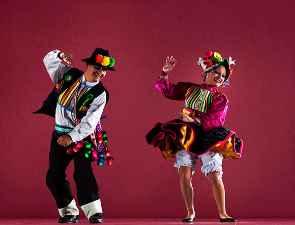 Pareja bailando Huayno con vestimenta tradicional