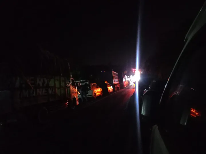 Kemacetan malam hari di jalur lintas Sumatera