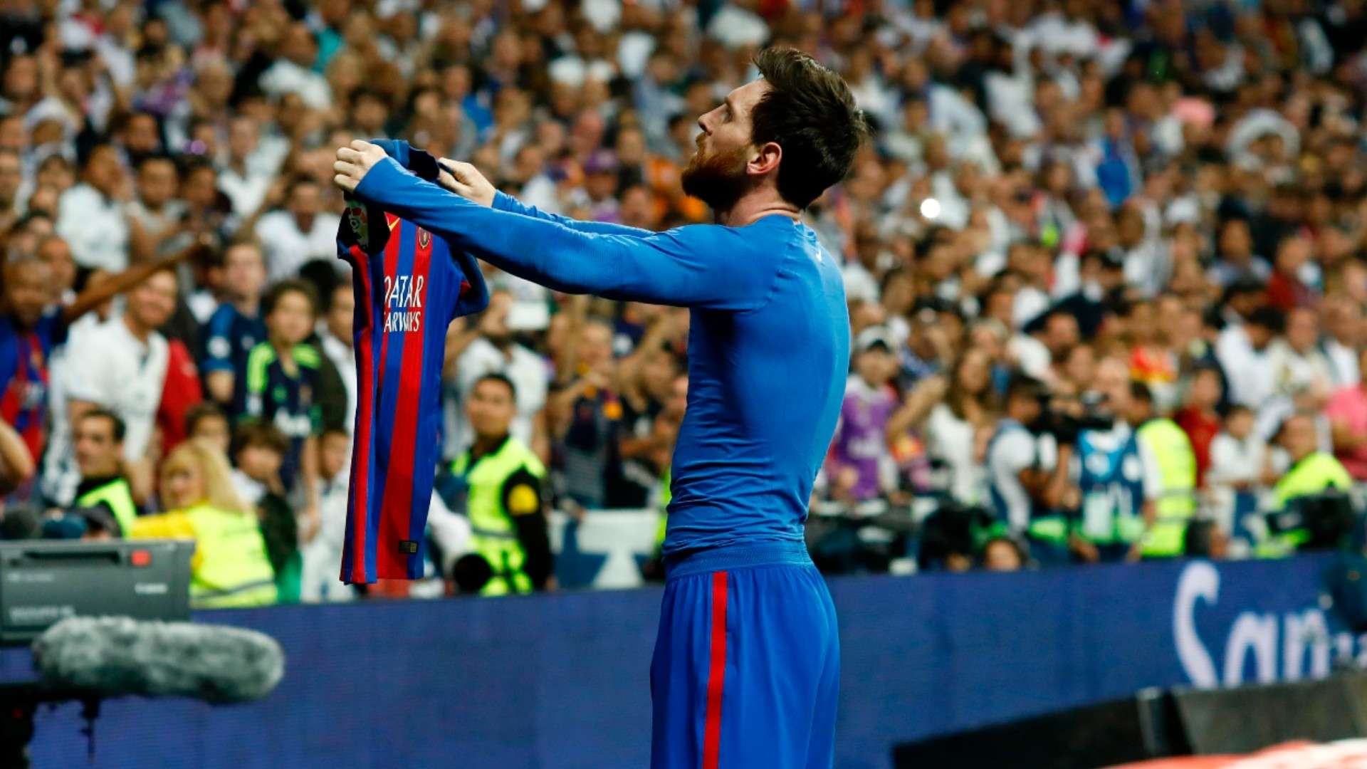 Messi comemora gol 500 pelo Barcelona exibindo camisa para torcida do Real Madrid no Bernabéu 2017