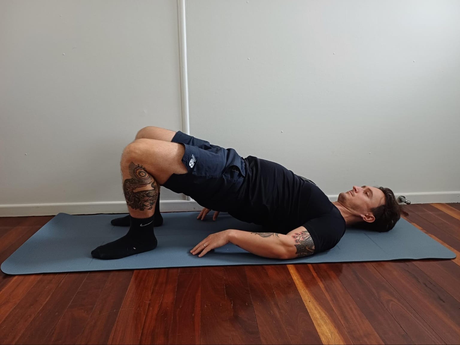 تمرين جسر الأرداف Glute Bridge لعلاج ألم أسفل الظهر