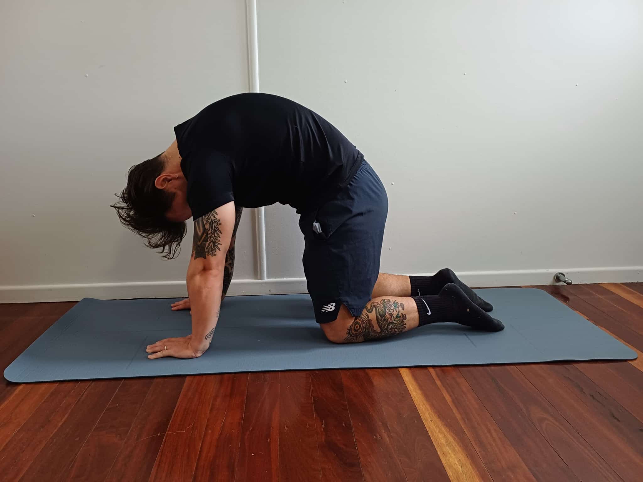 تمرين القطة والبقرة Cat-Cow Stretch لتحسين مرونة العمود الفقري