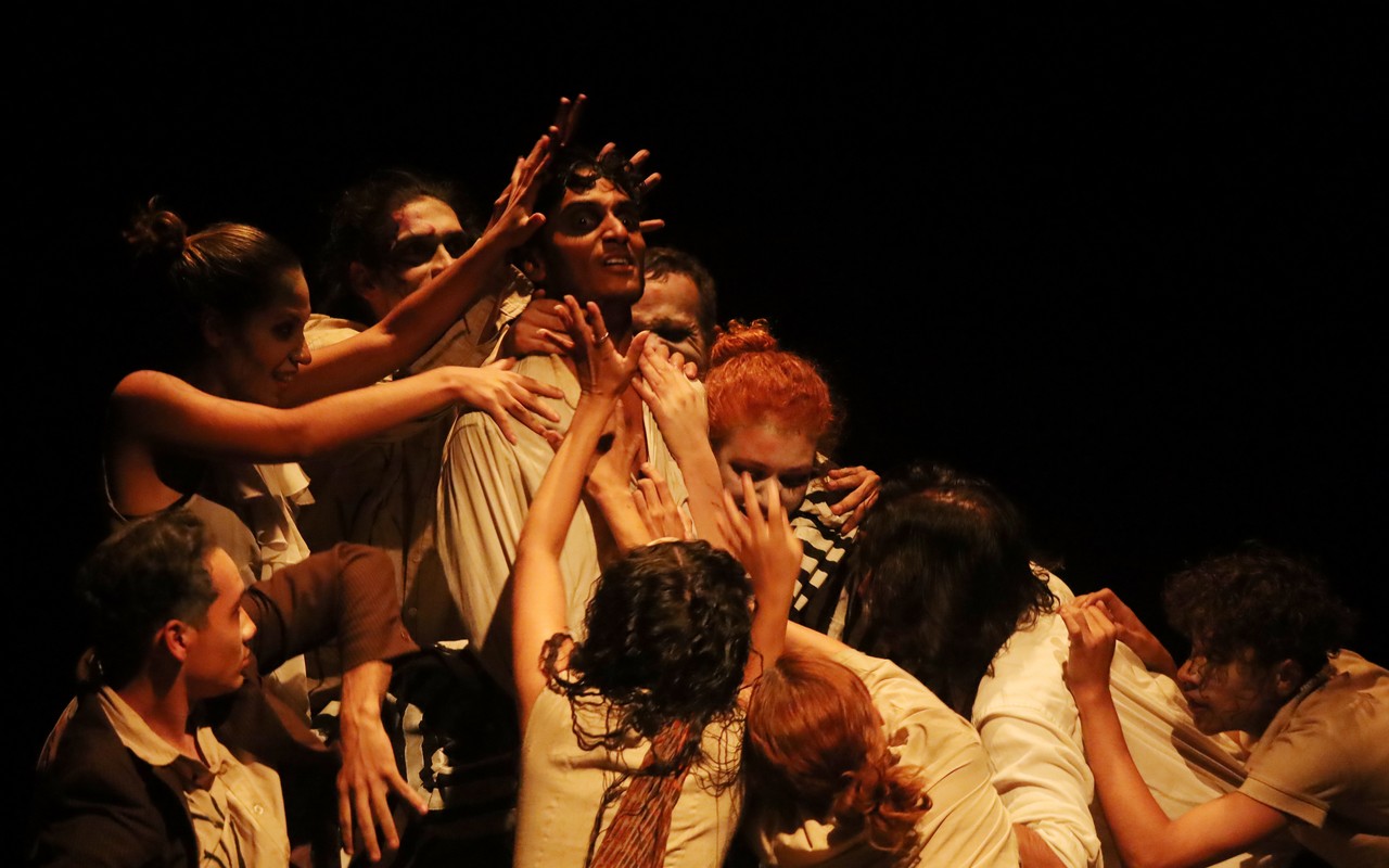 Actores de teatro en escena con expresiones emocionales intensas