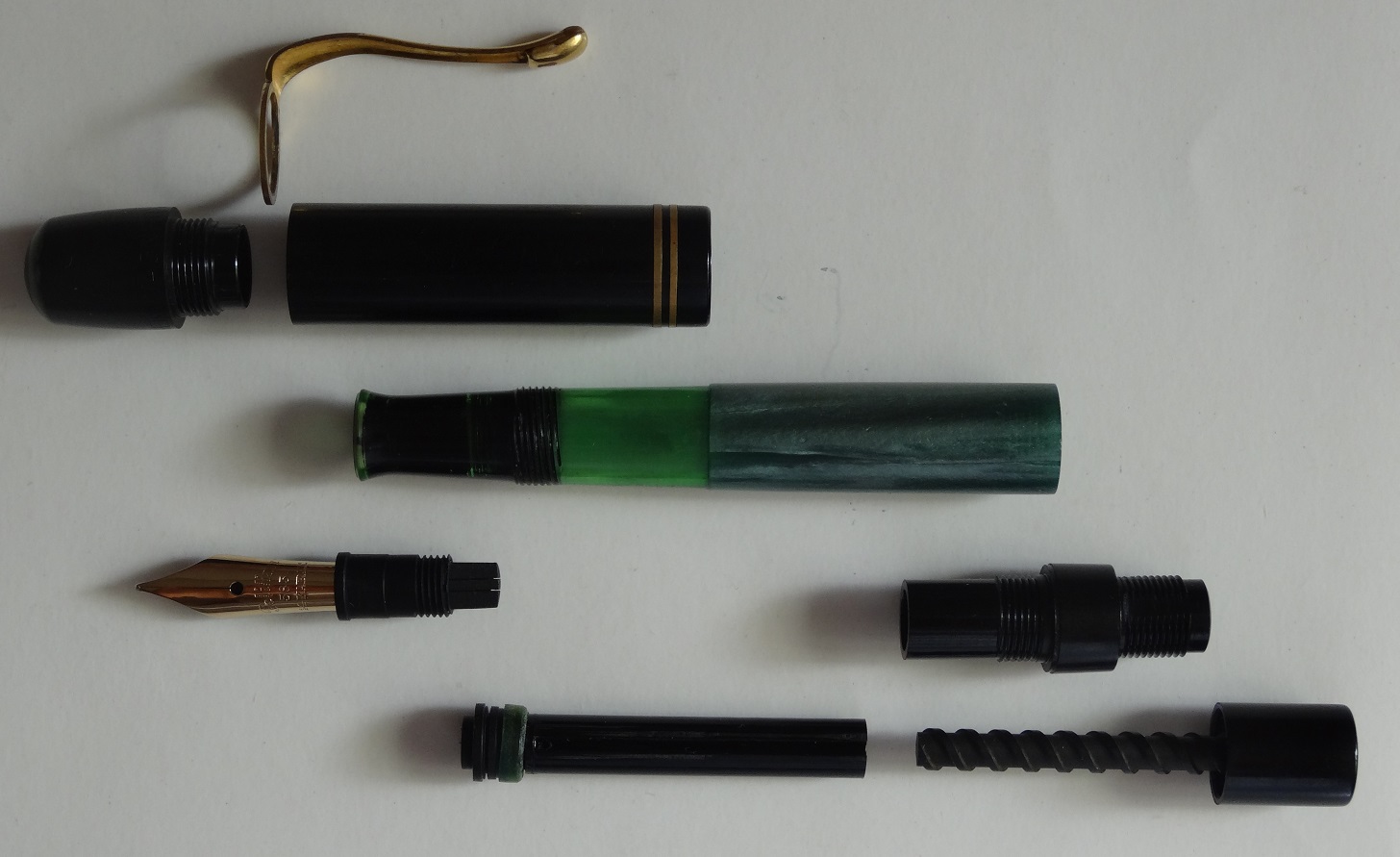 百利金钢笔活塞上墨系统结构特写