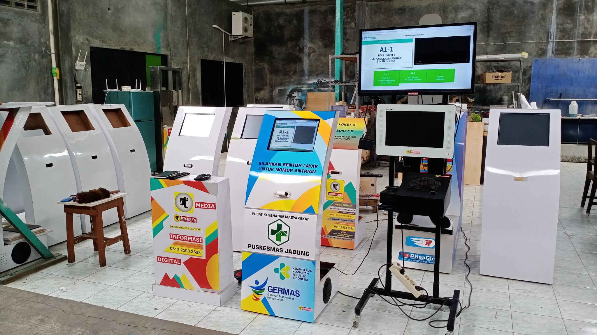 Puskesmas di Indonesia dengan peralatan komputer modern