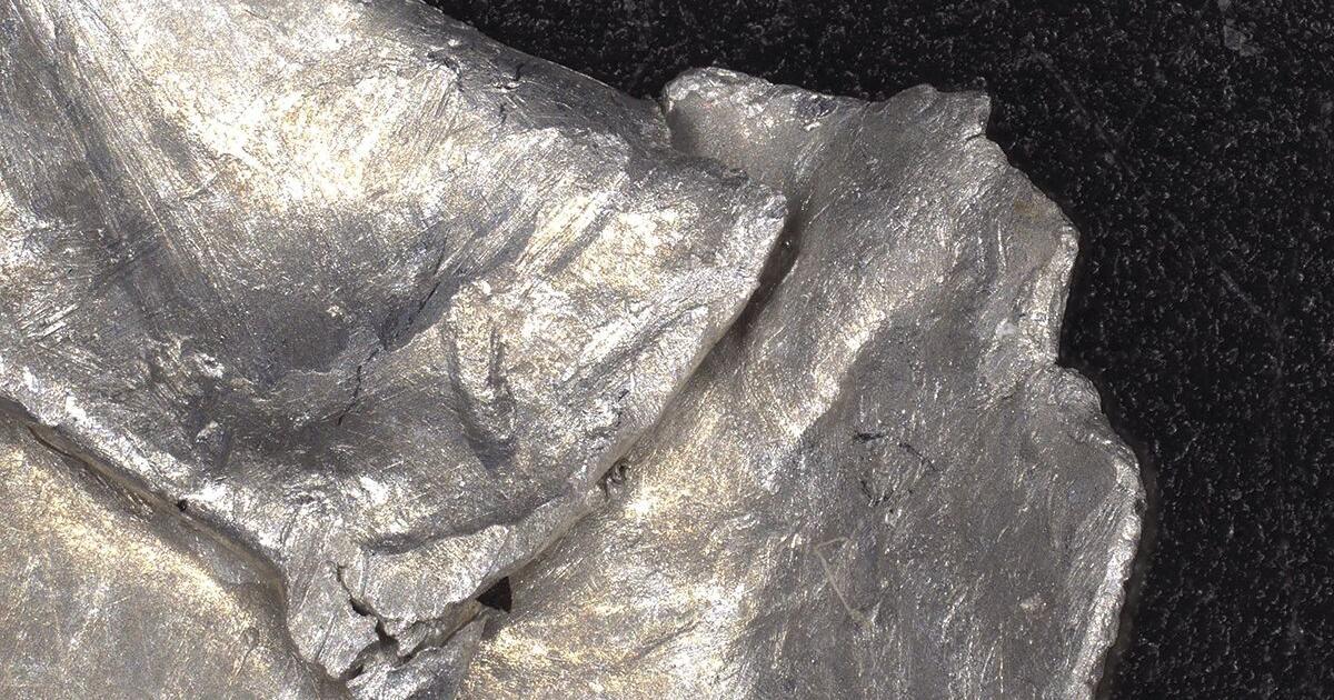 Fragmento metálico encontrado no local do suposto acidente de OVNI em Roswell, 1947