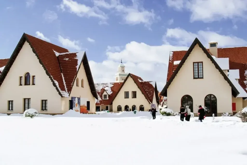 Architecture alpine d'Ifrane sous un manteau neigeux