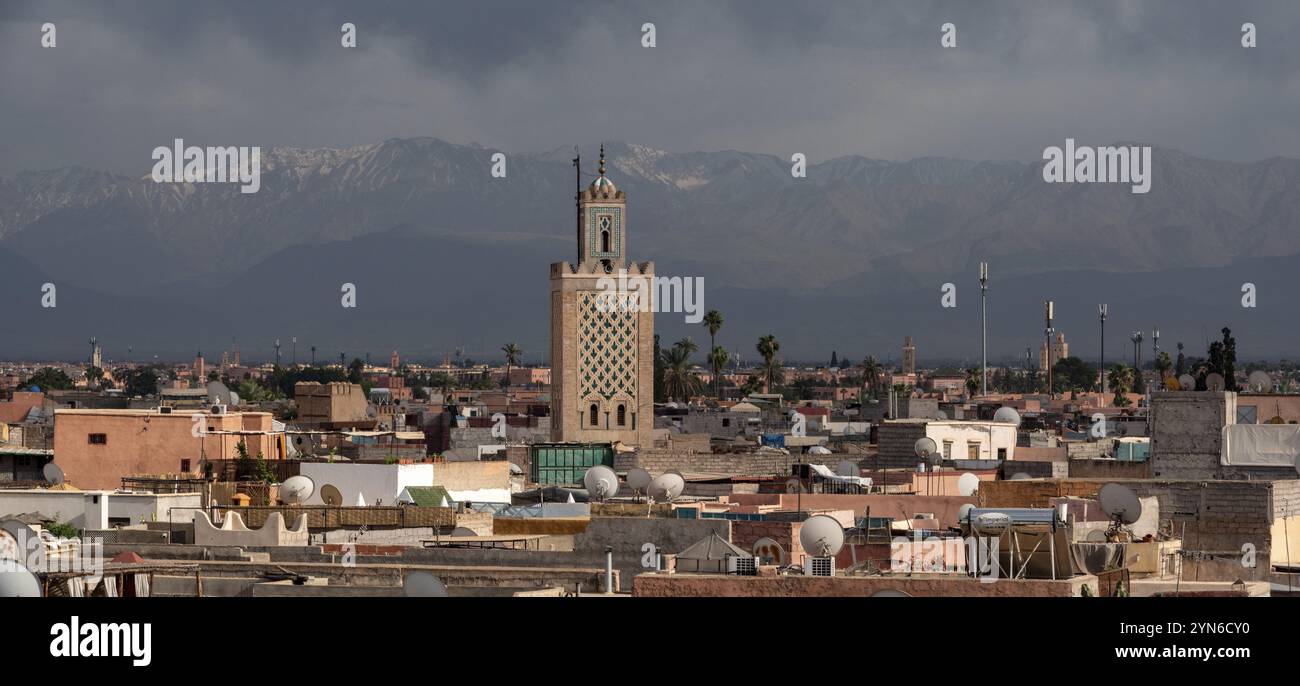 Vue panoramique de la médina de Marrakech avec les montagnes de l'Atlas en arrière-plan