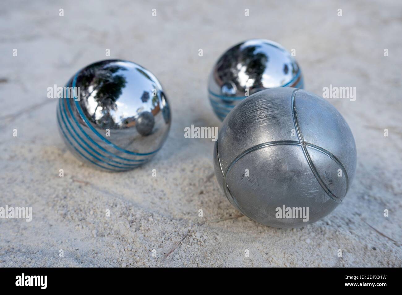 Boules de pétanque brillantes sur terrain en gravier