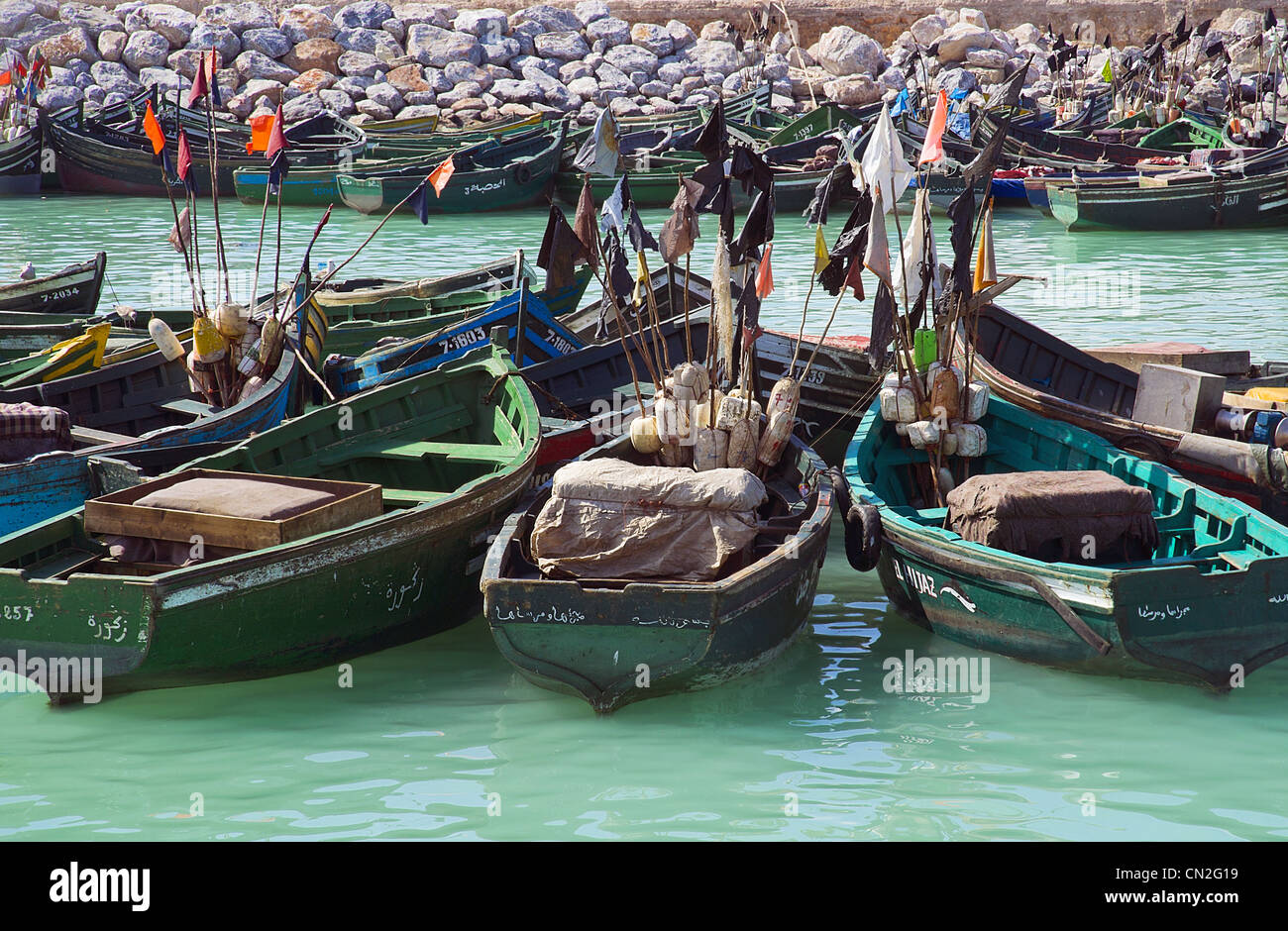 Bateaux de pêche traditionnels colorés dans le port de Safi