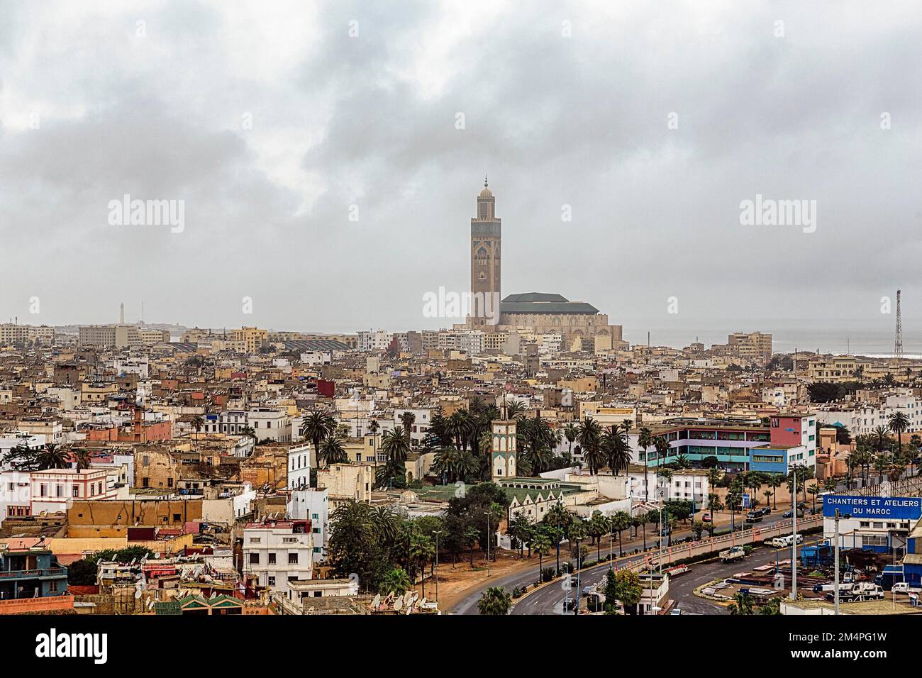 Skyline de Casablanca avec la mosquée Hassan II sous un ciel nuageux d'hiver