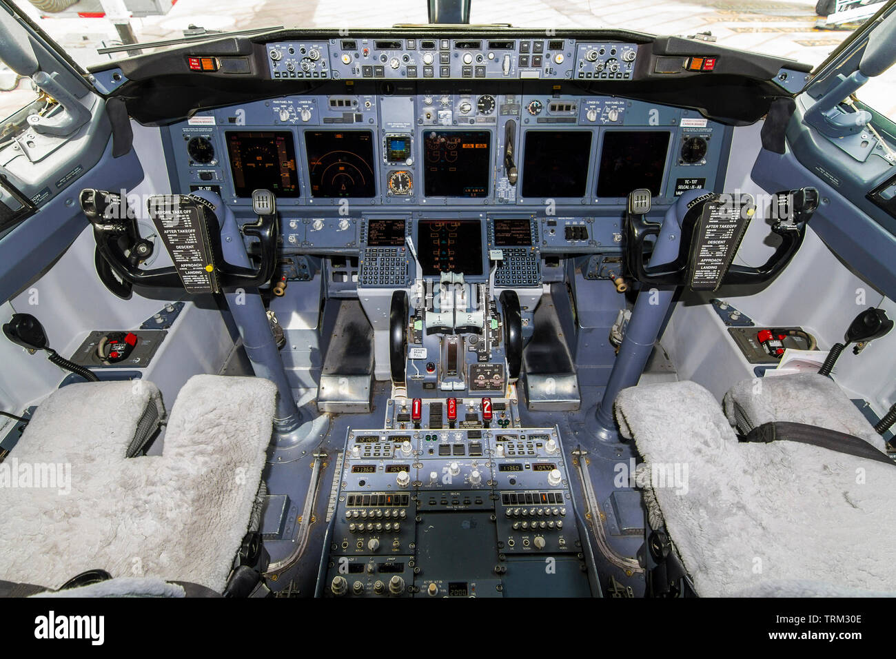 Airline pilot cockpit hi-res stock photography and images - Alamy