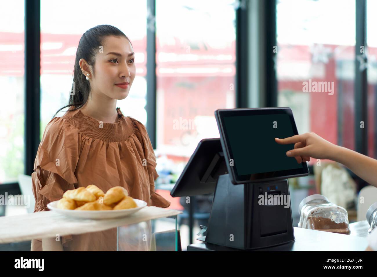 Garçom atendendo cliente com tablet