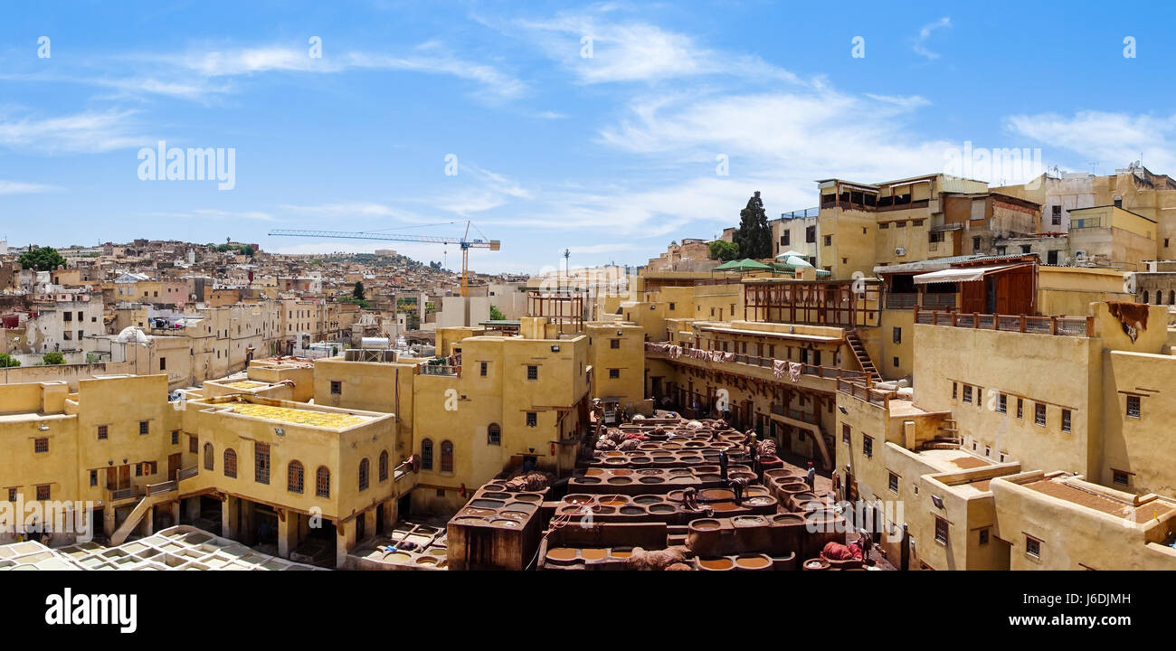 بانوراما المدينة العتيقة لفاس ومشاهد الدباغة التقليدية