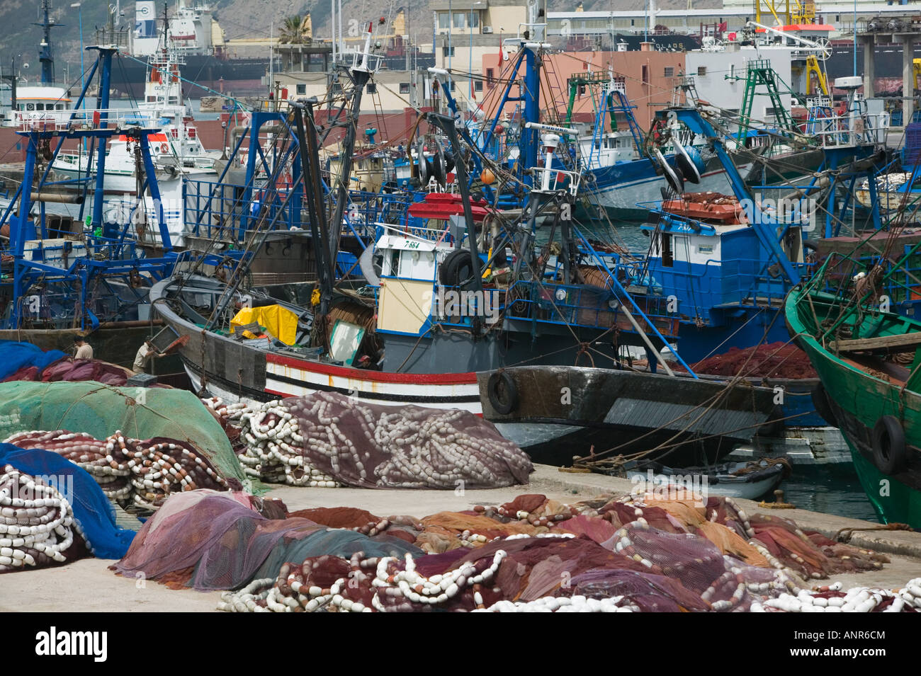 Chalutiers et filets de pêche au port de Safi sur l'Atlantique