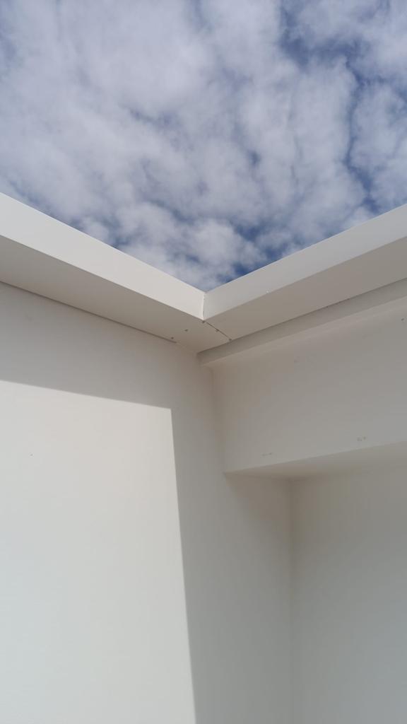Remate de fachada con canalón blanco