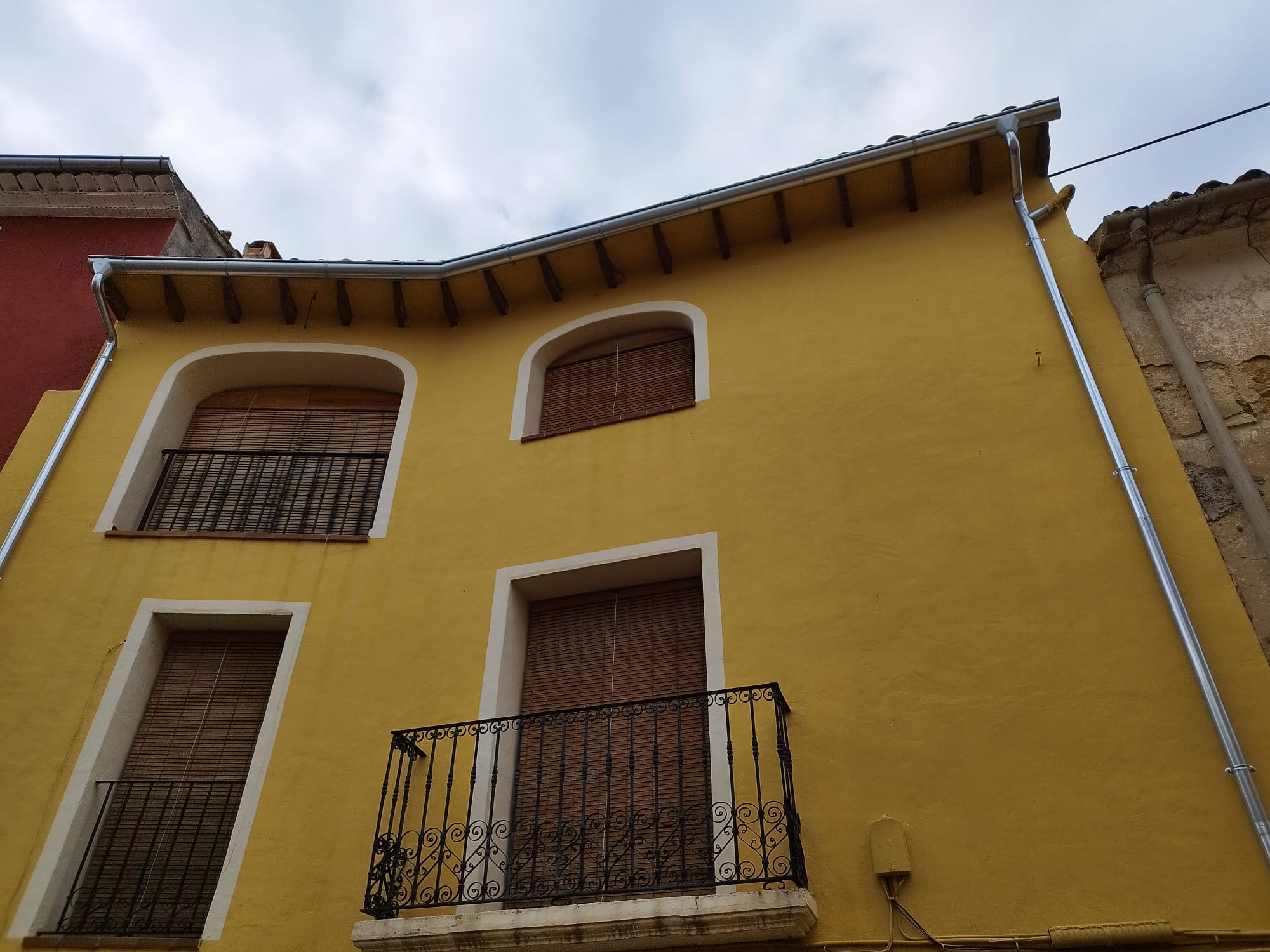 Edificio tradicional con canalones de aluminio en Valencia