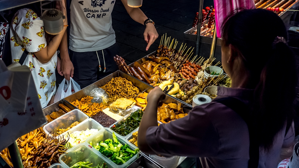 年轻人在夜市摆摊的场景