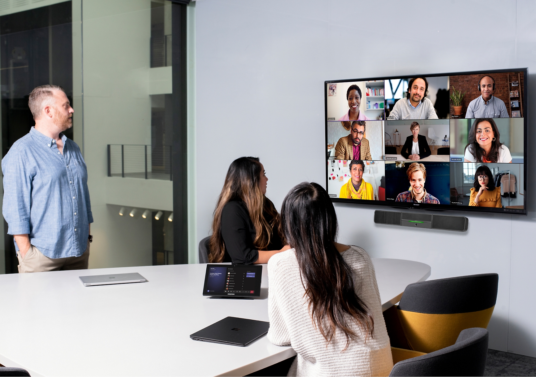 Équipe en collaboration avec intelligence artificielle dans un bureau moderne