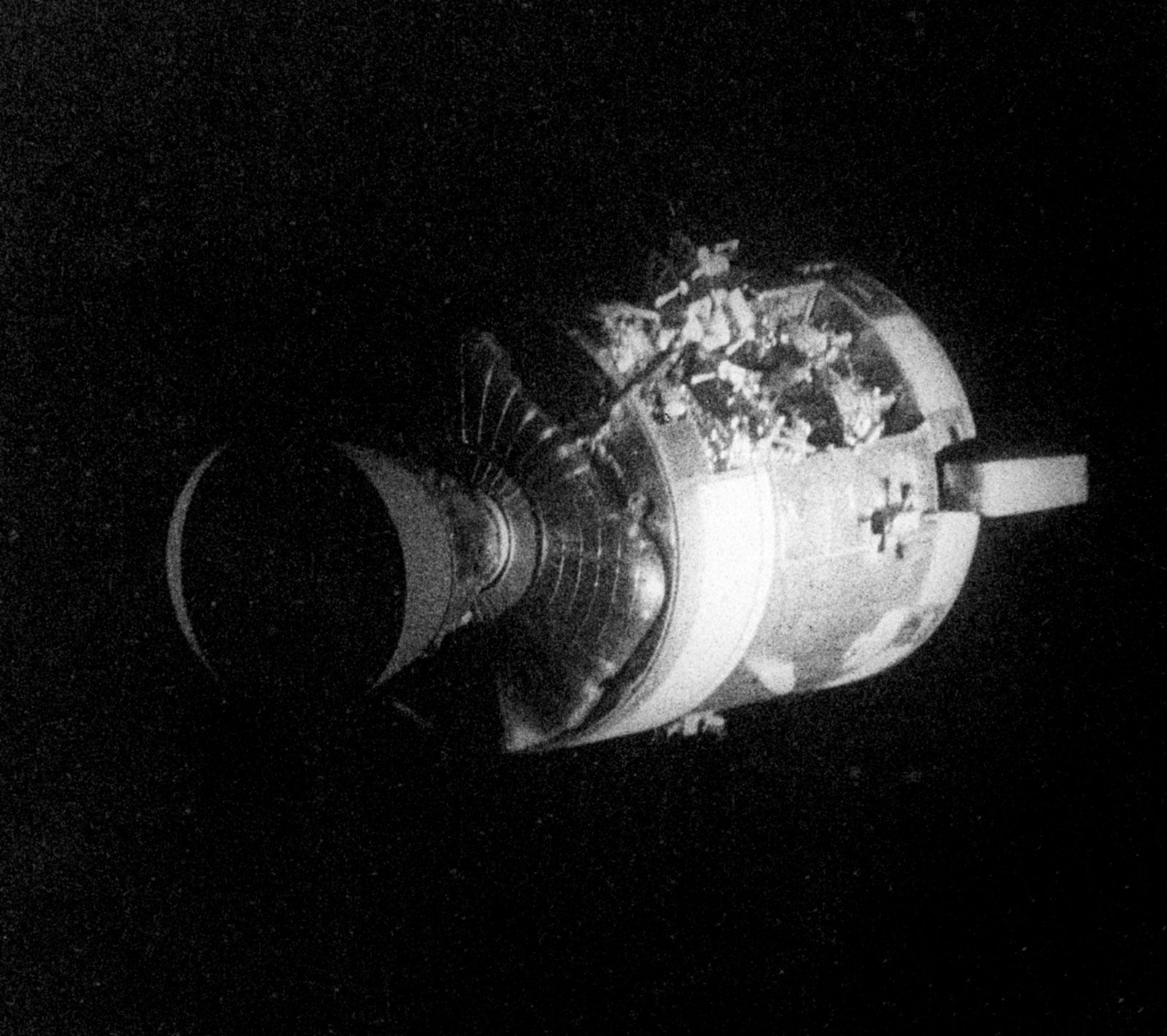 Módulo de serviço danificado da Apollo 13 após explosão em 1970