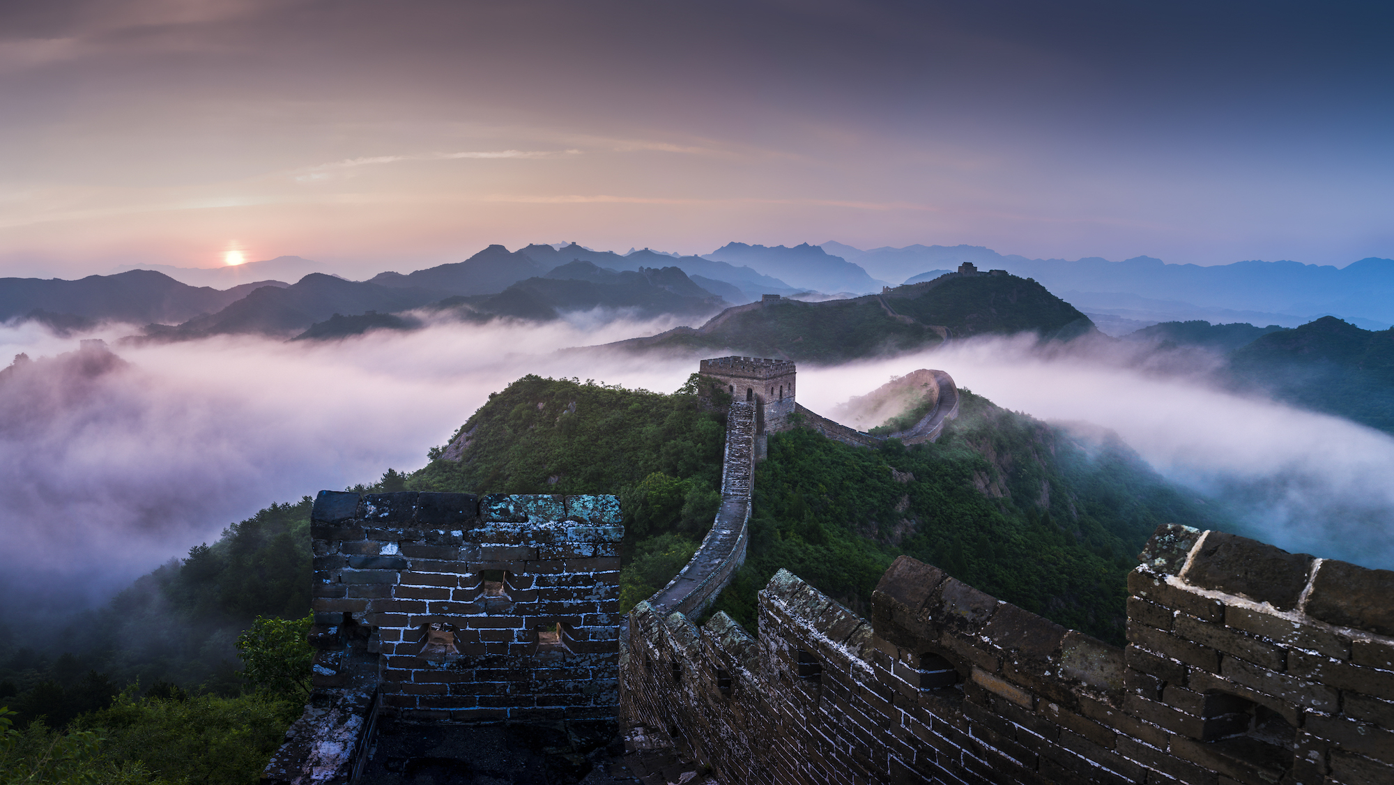 中国长城在日出云海的壮观景象