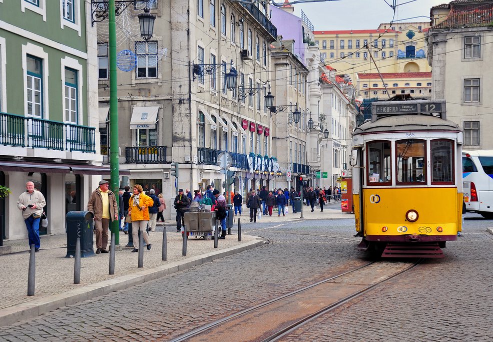 Gelbe Straßenbahn in Lissabon im November Wohin reisen im November