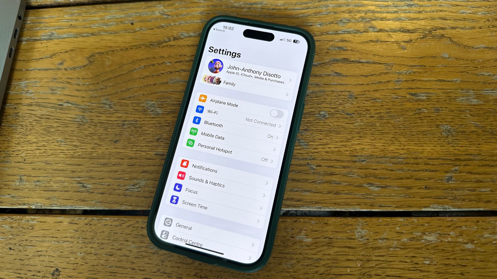 iPhone设置界面展示Apple账户入口