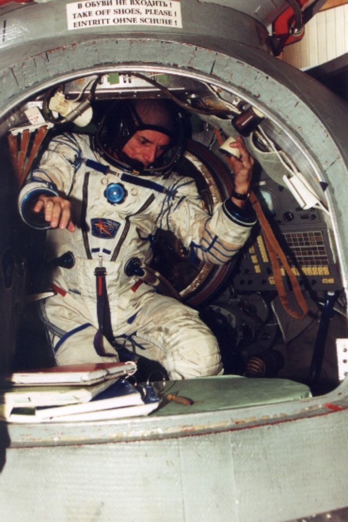 Dennis Tito, primeiro turista espacial, dentro da nave Soyuz em 2001