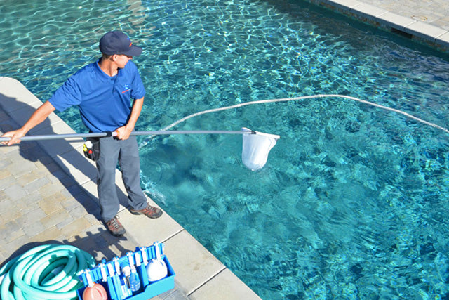 Profissional realizando limpeza completa de piscina em Fortaleza
