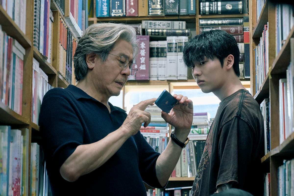 Choi Min-sik dan Choi Hyun-wook scene Notes from the Last Row
