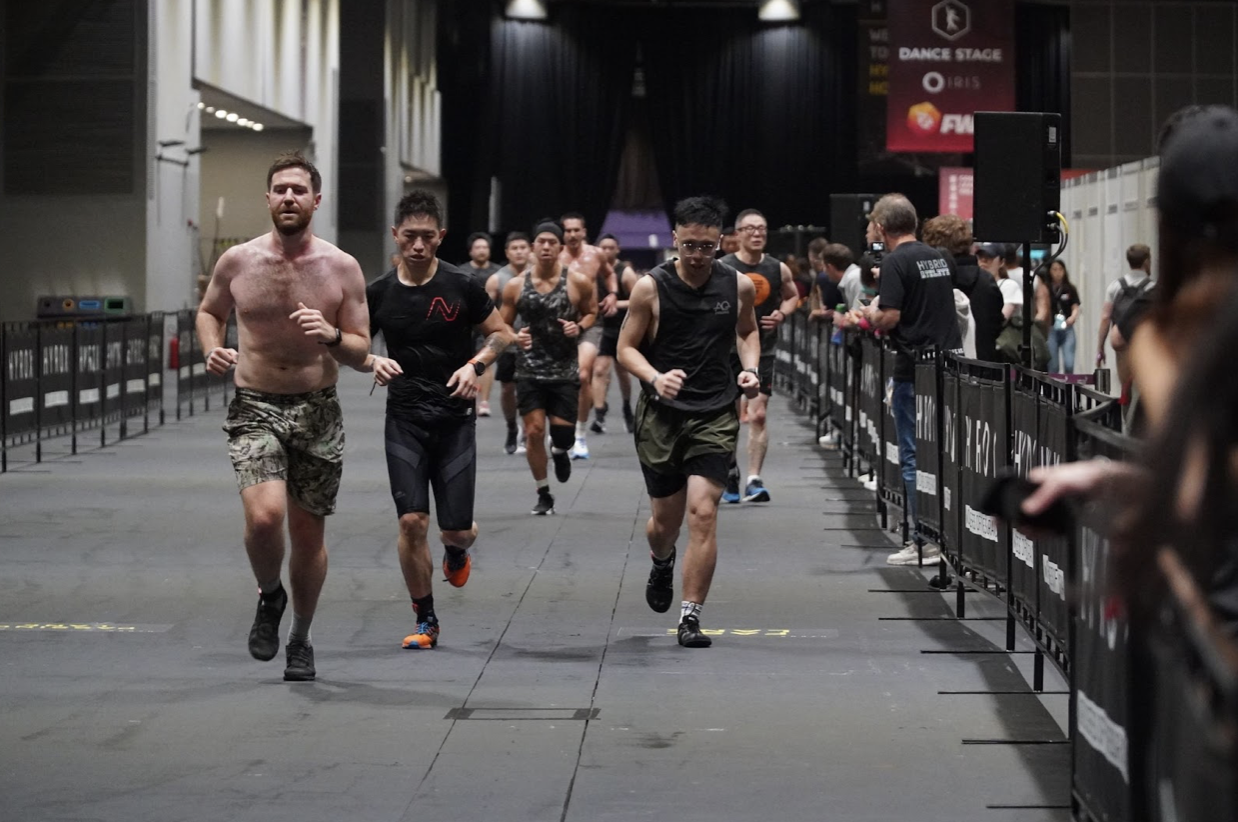 HYROX比賽中運動員進行功能性訓練