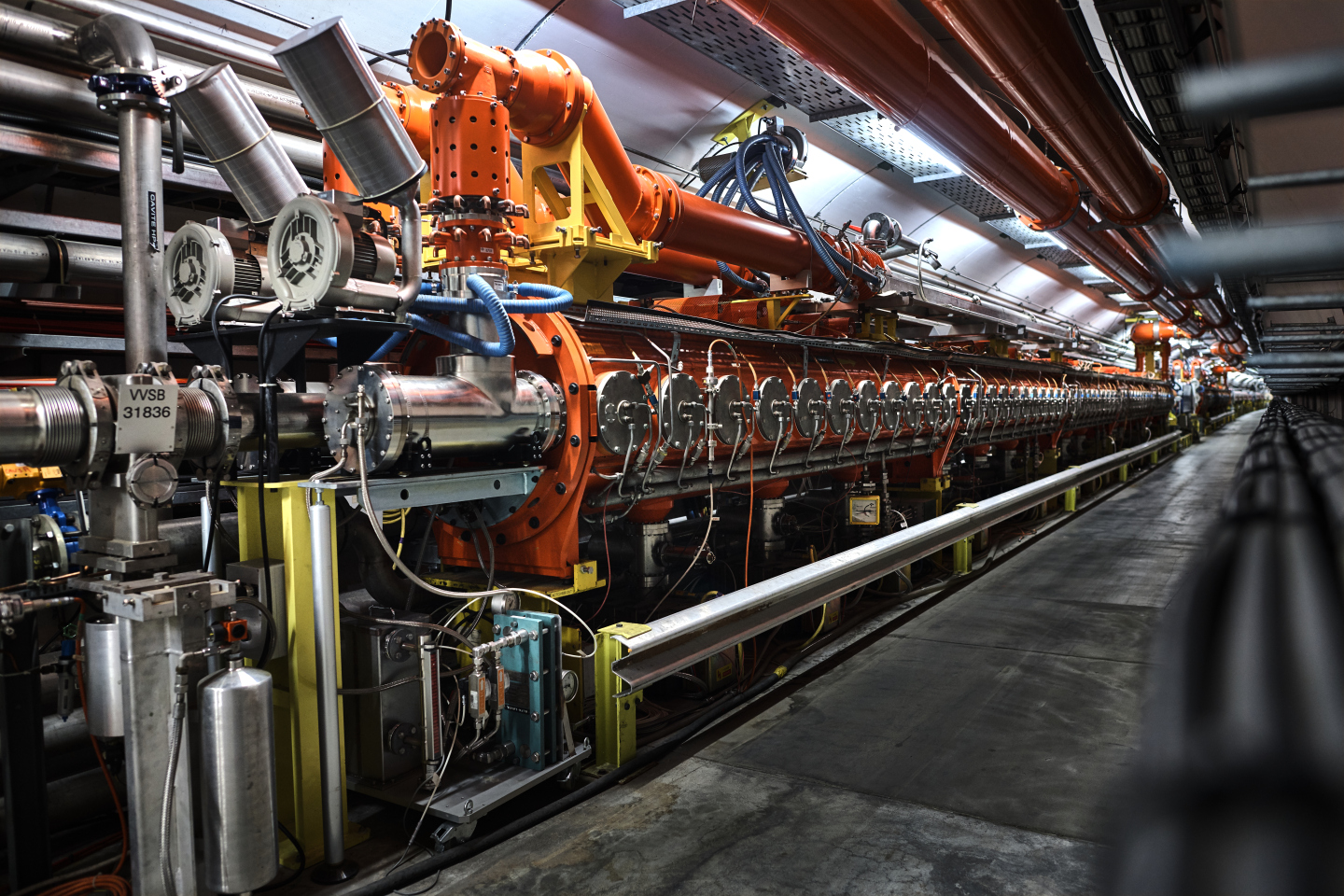 Superconducting RF cavity in particle accelerator