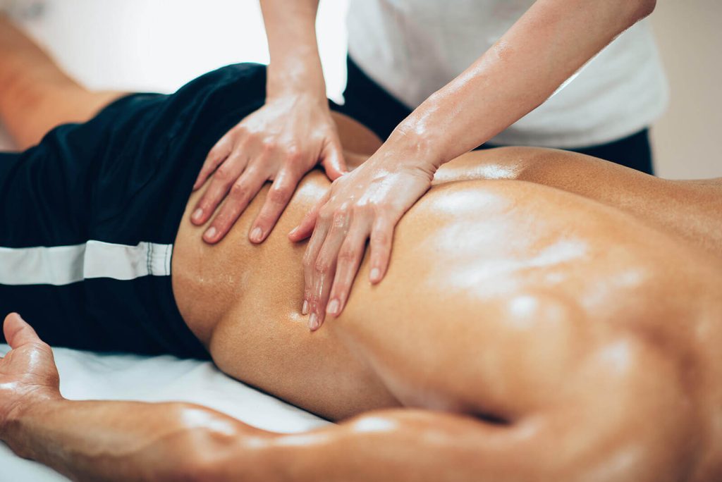 Massage du dos intégré à une séance pour sportif