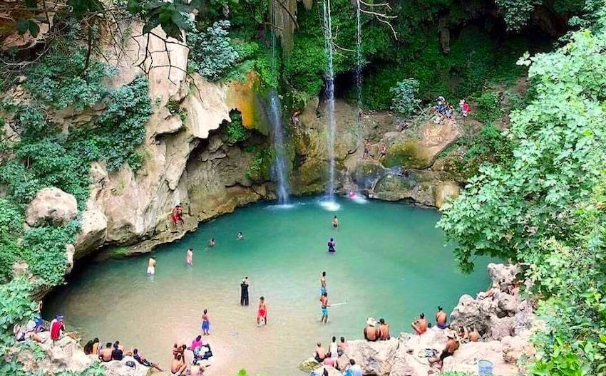 Cascades d'Akchour avec piscine naturelle turquoise