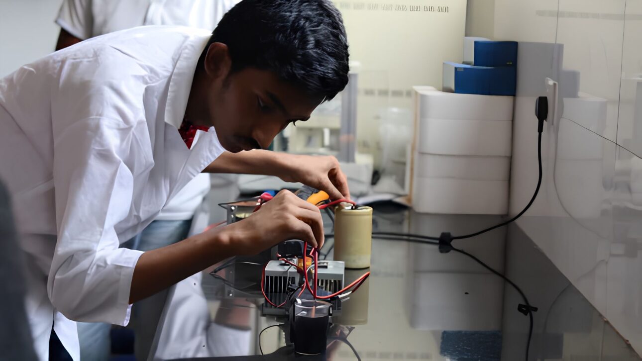Zabeer Zarif Akhter trabalhando no laboratório montando o circuito eletrônico do purificador de água
