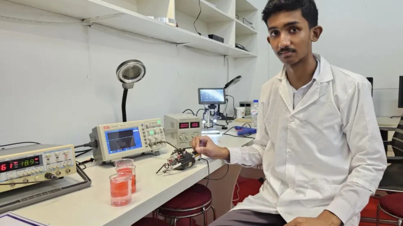 Zabeer Zarif Akhter em laboratório com equipamentos eletrônicos e amostras de água