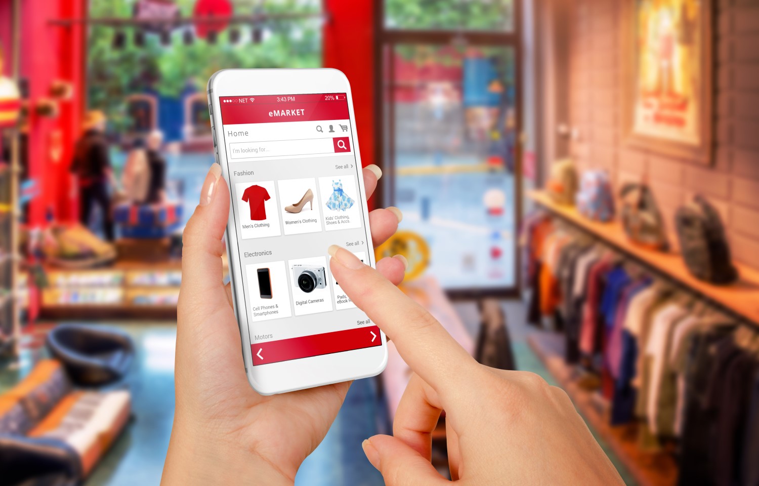 Pessoa fazendo compras online pelo celular em aplicativo de e-commerce