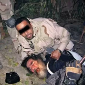 Saddam Hussein sendo capturado por soldados americanos em dezembro de 2003