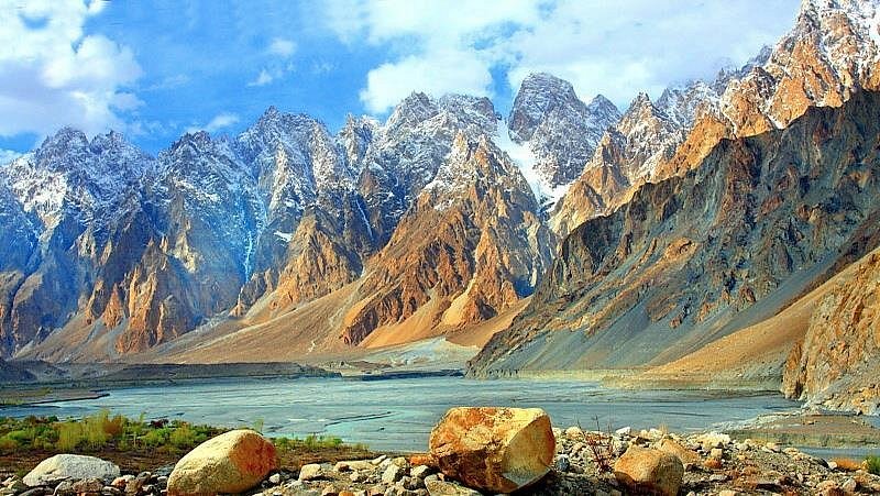 Hunza Valley Tour Package - Karakoram mountains and Attabad Lake