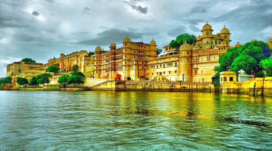 Udaipur City Palace view from Lake Pichola water