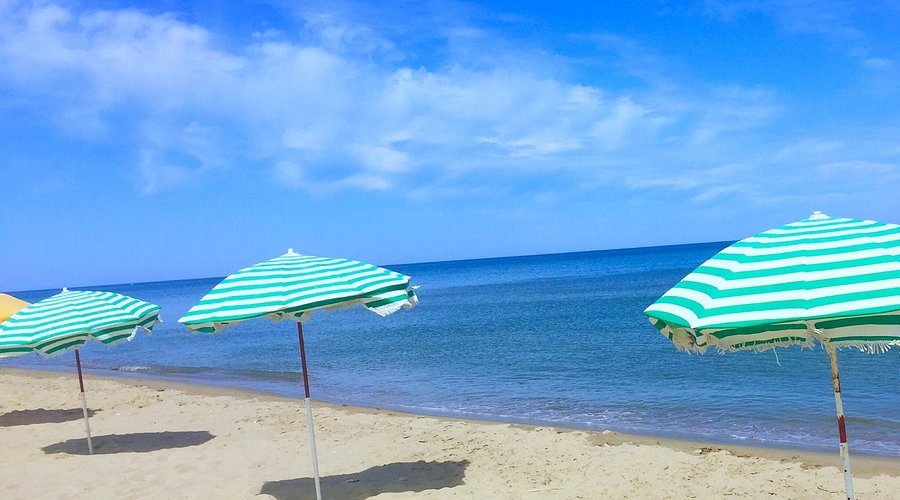 Plage de Martil avec parasols colorés et eau turquoise