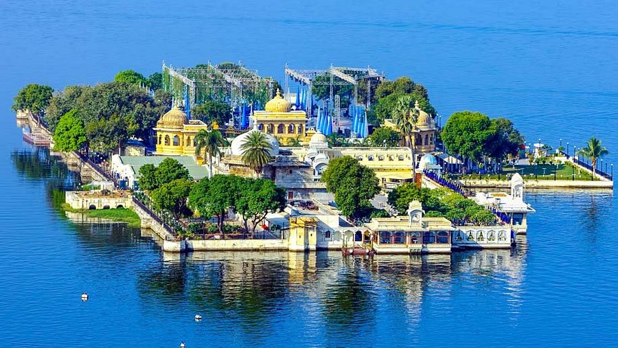 Jag Mandir Palace Lake Pichola island view