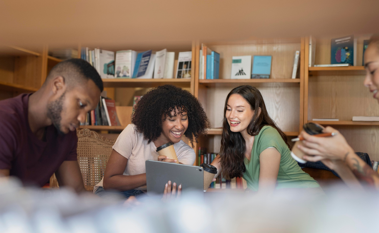 Aula de educação de jovens e adultos com estudantes de diversas idades